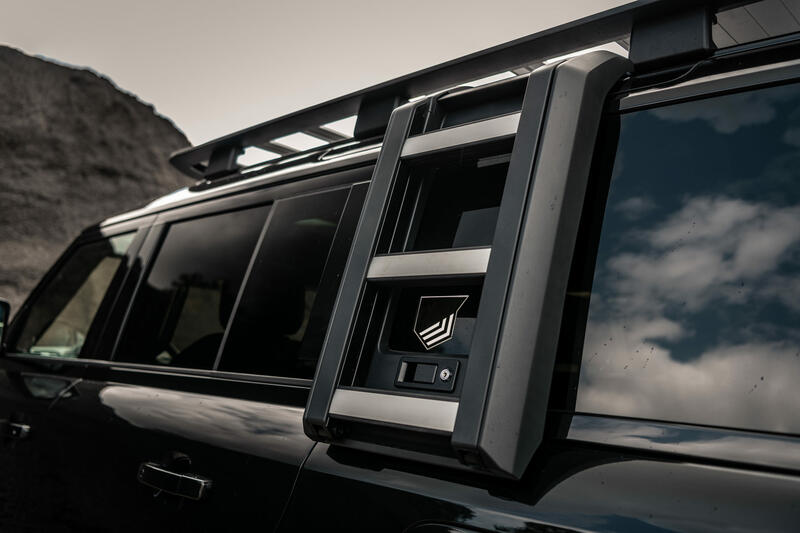 Ателье Heritage Customs поддержало лаконичностей Land Rover Defender черным декором 